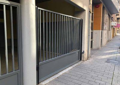 Puerta automática abatible de Garaje en Albacete
