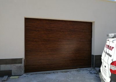 Puerta Automática de Garaje Corredera Panel en Albacete